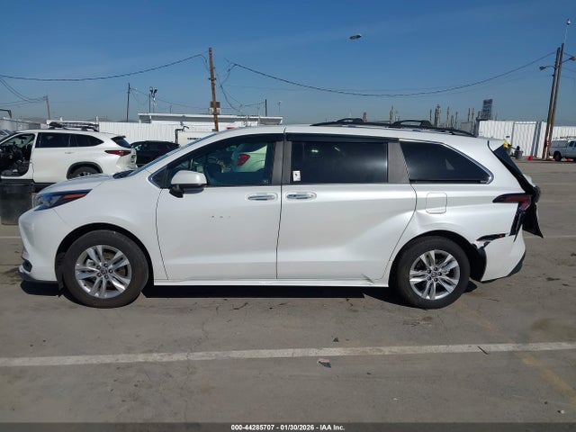 Toyota SIENNA XLE 2025 5TDJRKEC5SS253341 Image 14