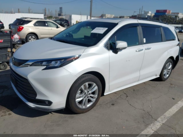 Toyota SIENNA XLE 2025 5TDJRKEC5SS253341 Image 2