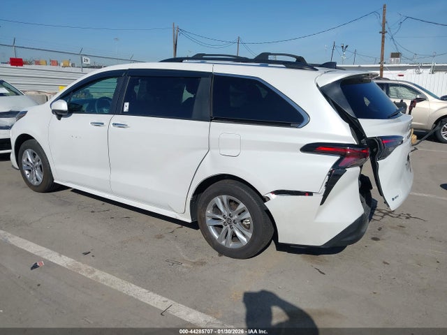 Toyota SIENNA XLE 2025 5TDJRKEC5SS253341 Image 3