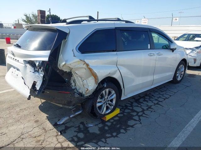 Toyota SIENNA XLE 2025 5TDJRKEC5SS253341 Image 4