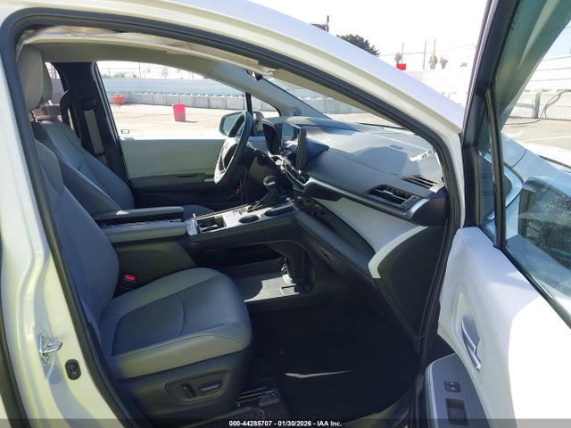 Toyota SIENNA XLE 2025 5TDJRKEC5SS253341 Image 5