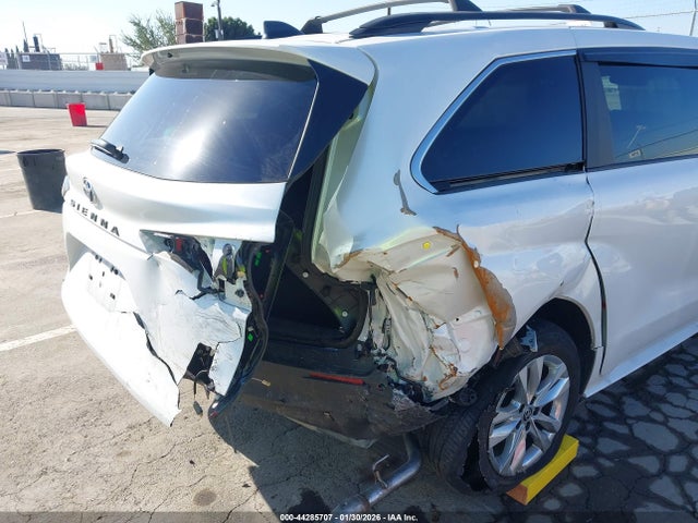 Toyota SIENNA XLE 2025 5TDJRKEC5SS253341 Image 6