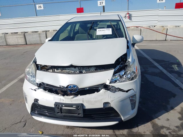 JTDKN3DU2F0463260 Toyota Prius Two