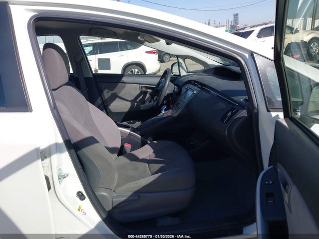 JTDKN3DU2F0463260 Toyota Prius Two