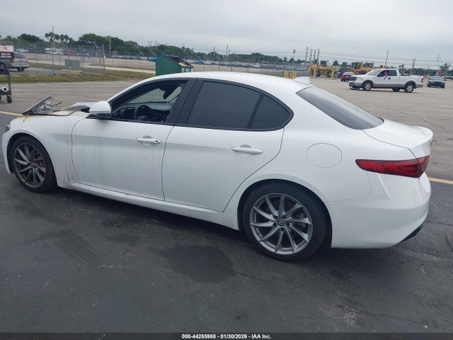 2017 ALFA ROMEO GIULIA ZARFAEBN6H7551734 Photo 2