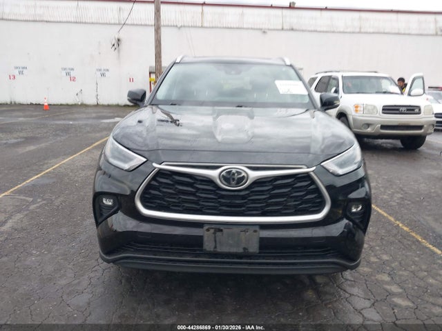5TDGZRBHXMS154262 Toyota Highlander Xle