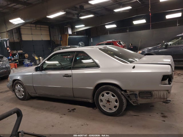 1994 Mercedes-benz E 320 მანქანა იყიდება აუქციონზე, vin: WDBEA52E1RC014928, აუქციონის ნომერი: 44287147