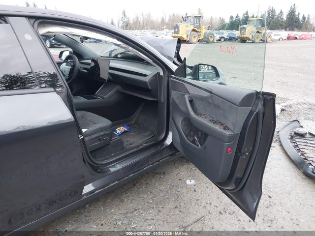 2026 TESLA MODEL Y 7SAYGDEE5TF427130 Photo 4
