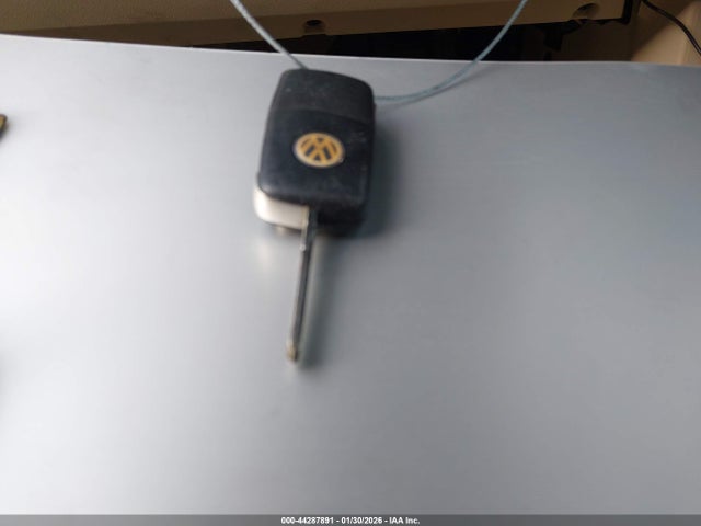 44287891 :رقم المزاد ، 3VWPG3AG4AM033988 vin ، 2010 Volkswagen New Beetle 2.5l مزاد بيع