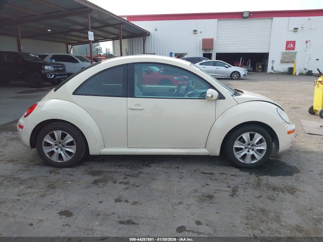 44287891 :رقم المزاد ، 3VWPG3AG4AM033988 vin ، 2010 Volkswagen New Beetle 2.5l مزاد بيع