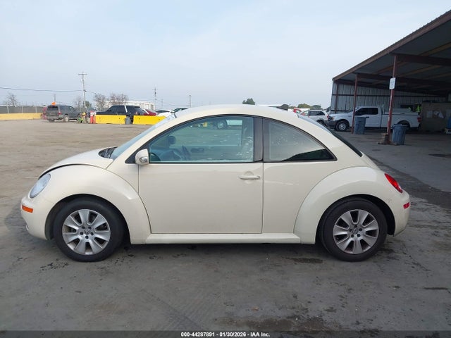 44287891 :رقم المزاد ، 3VWPG3AG4AM033988 vin ، 2010 Volkswagen New Beetle 2.5l مزاد بيع