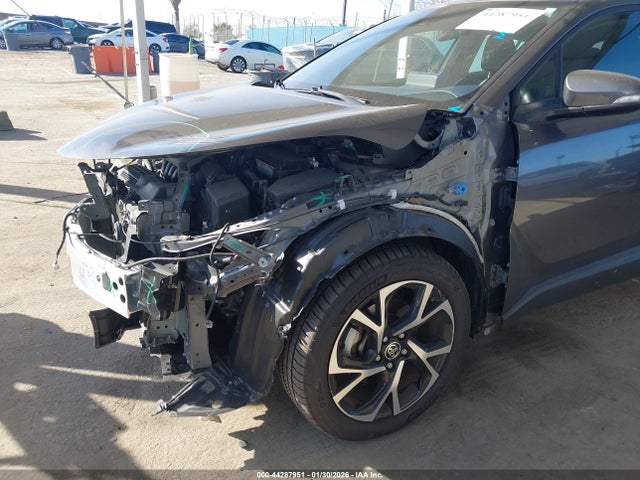 JTNKHMBX5M1115062 Toyota C-HR XLE