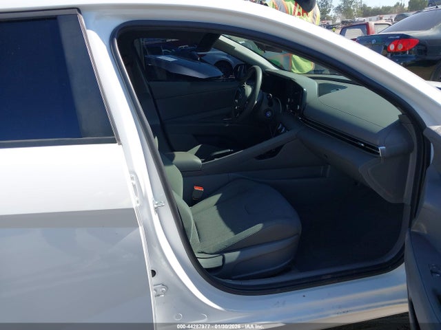KMHLL4DGXSU871935 Hyundai ELANTRA SE