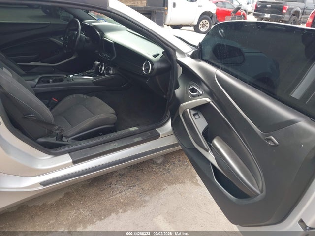 2019 CHEVROLET CAMARO 1G1FB3DXXK0115617 Photo 4