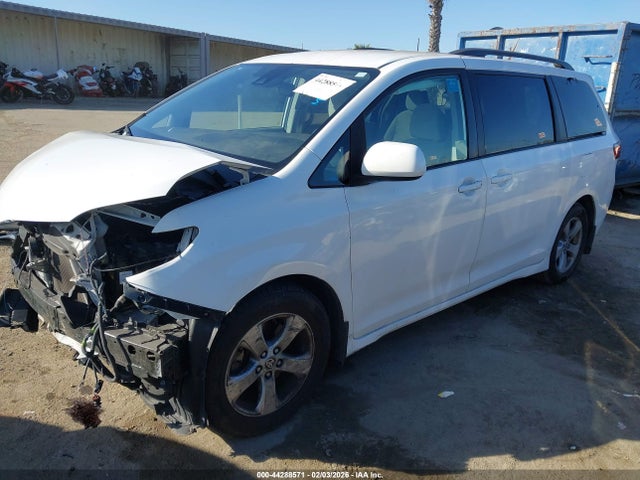 Toyota SIENNA LE 2020 5TDKZ3DC6LS076831 Image 2