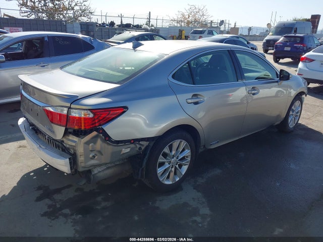 JTHBW1GGXF2079348 Lexus ES 300H