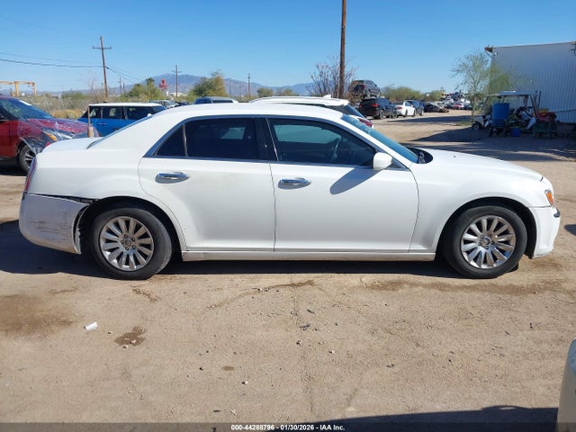 Chrysler 300 2014 2C3CCAAG1EH383055 Image 13