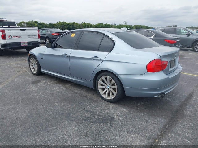 2011 BMW 328I WBAPH7C5XBE673923 Photo 2
