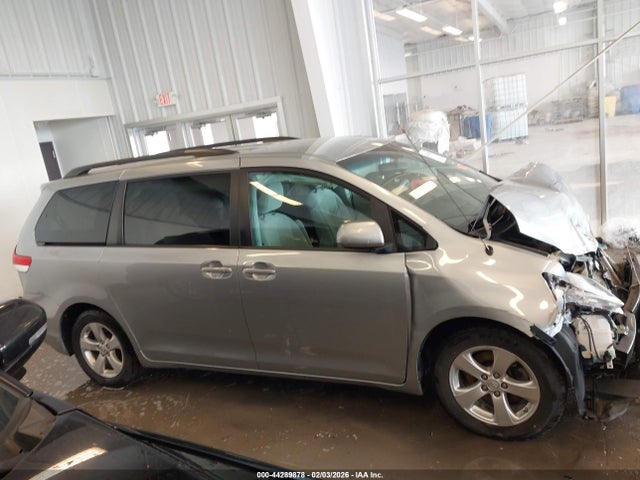 44289878 :رقم المزاد ، 5TDKK3DC5ES441152 vin ، 2014 Toyota Sienna Le V6 8 Passenger مزاد بيع