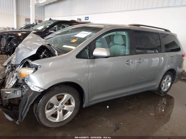 44289878 :رقم المزاد ، 5TDKK3DC5ES441152 vin ، 2014 Toyota Sienna Le V6 8 Passenger مزاد بيع