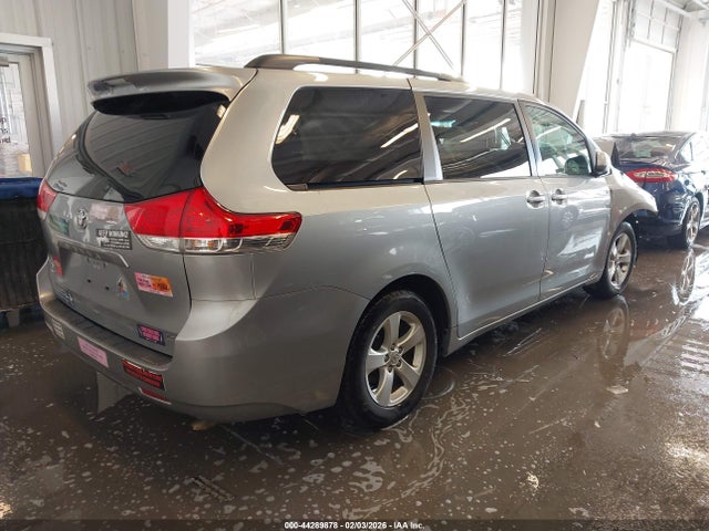 44289878 :رقم المزاد ، 5TDKK3DC5ES441152 vin ، 2014 Toyota Sienna Le V6 8 Passenger مزاد بيع