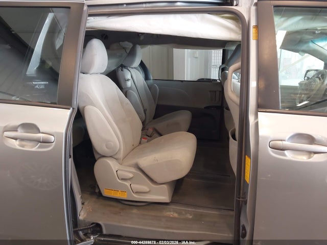 44289878 :رقم المزاد ، 5TDKK3DC5ES441152 vin ، 2014 Toyota Sienna Le V6 8 Passenger مزاد بيع