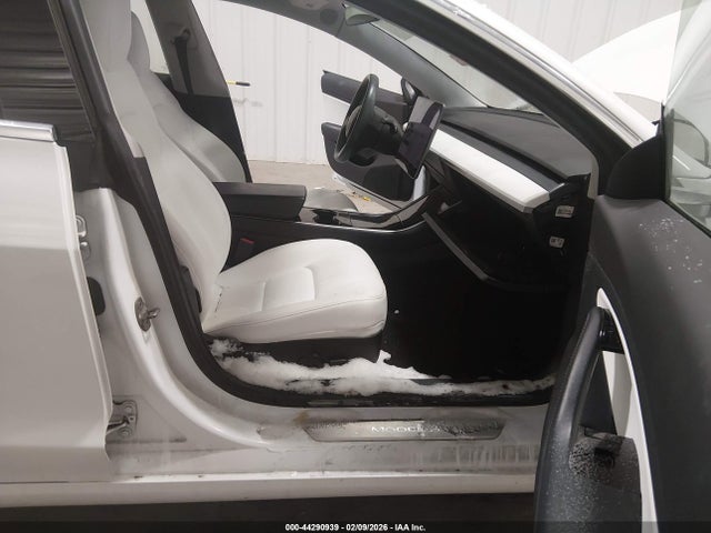 2019 TESLA MODEL 3 5YJ3E1EA2KF486370 Photo 4