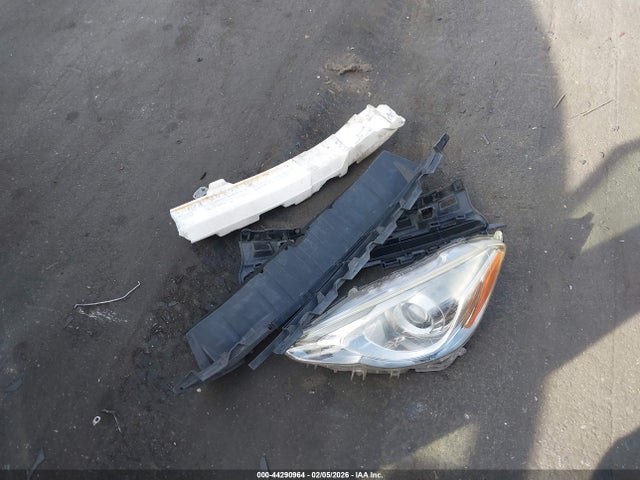JTDKDTB3XF1111762 Toyota Prius C Two