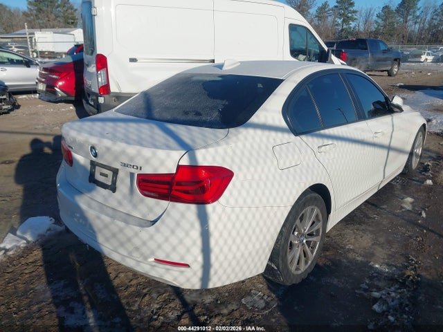 WBA8E5G54JNU45782 BMW 320i Xdrive