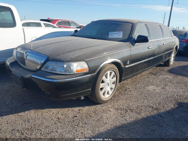 2004 LINCOLN TOWN CAR 1L1FM81W94Y623539 Photo 1