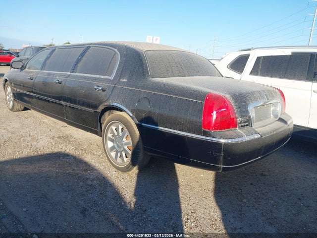 2004 LINCOLN TOWN CAR 1L1FM81W94Y623539 Photo 2