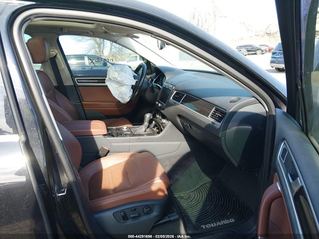 2016 VOLKSWAGEN TOUAREG WVGEF9BP4GD009561 Photo 4
