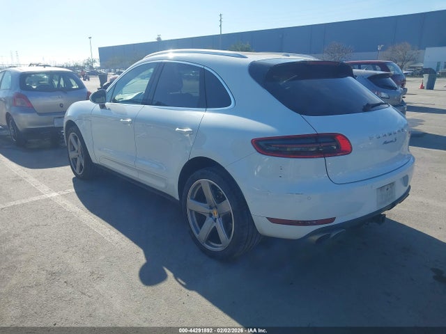 2017 PORSCHE MACAN WP1AB2A50HLB10382 Photo 2