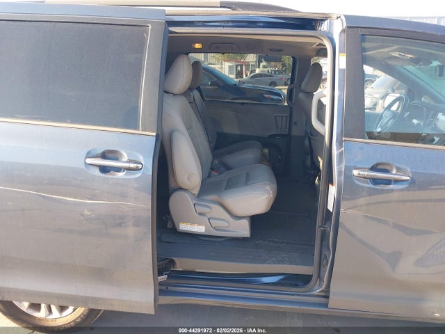 5TDYK3DC4FS639281 Toyota Sienna Xle 8 Passenger