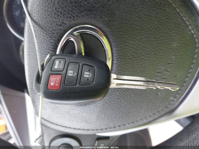 2T1BURHE9GC605572 Toyota COROLLA LE