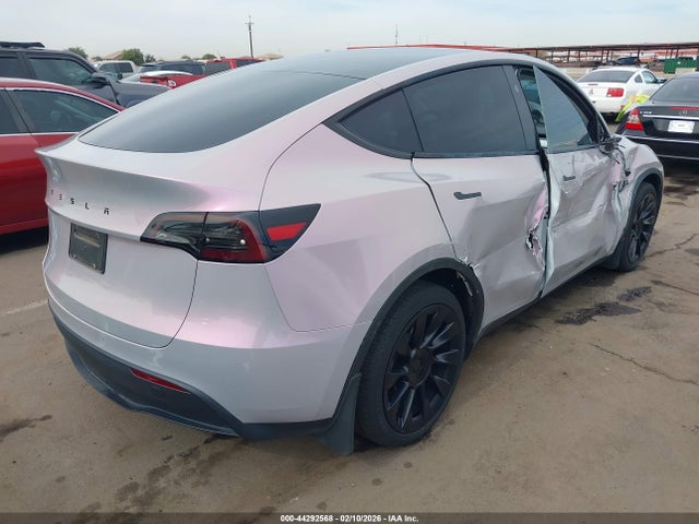 2024 TESLA MODEL Y 7SAYGDEEXRA235921 Photo 3