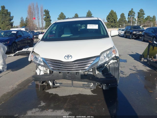 5TDYZ3DC6HS887725 Toyota Sienna Xle Premium 8 Passenger