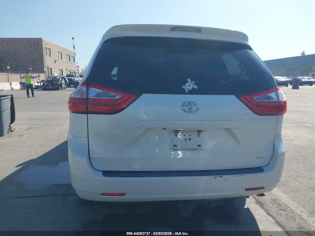 5TDYZ3DC6HS887725 Toyota Sienna Xle Premium 8 Passenger