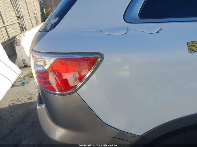 5TDYZ3DC6HS887725 Toyota Sienna Xle Premium 8 Passenger