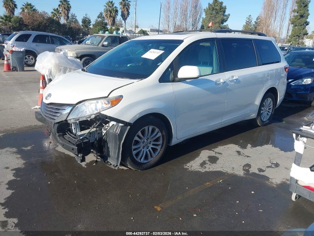 5TDYZ3DC6HS887725 Toyota Sienna Xle Premium 8 Passenger