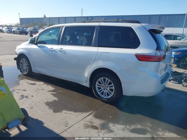 5TDYZ3DC6HS887725 Toyota Sienna Xle Premium 8 Passenger