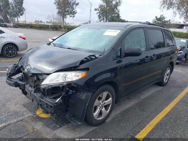 Toyota SIENNA LE 2015 5TDKK3DC4FS555502 Image 2