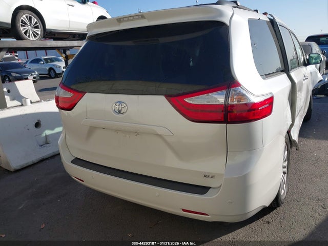 Toyota Sienna Xle 8 Passenger 2015 5TDYK3DC2FS617070 Image 17