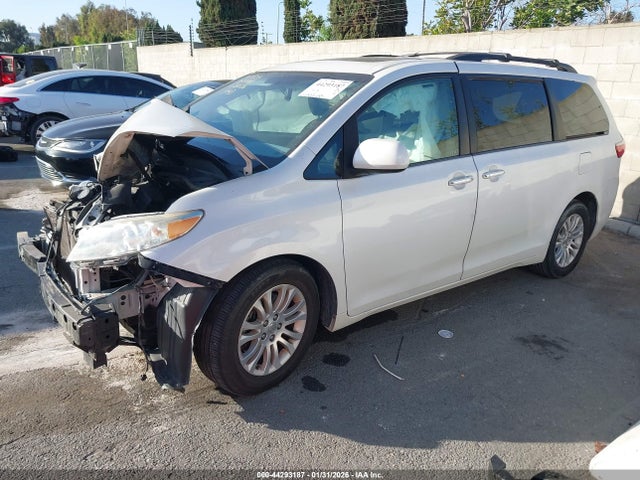 Toyota Sienna Xle 8 Passenger 2015 5TDYK3DC2FS617070 Image 2