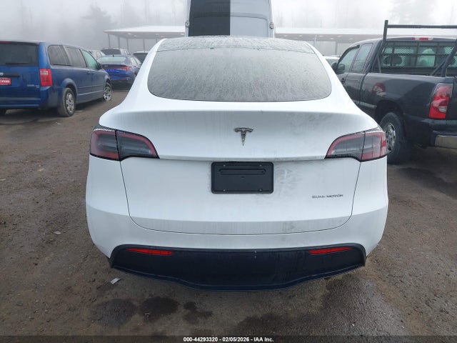 Tesla Model Y Long Range Dual Motor All-wheel Drive 2024 7SAYGDEE5RF206099 Image 17