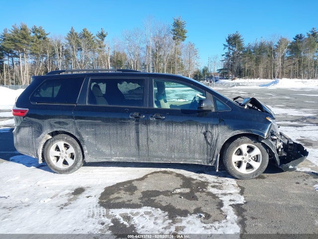 44293752 :رقم المزاد ، 5TDKZ3DC3HS796725 vin ، 2017 Toyota Sienna Le 8 Passenger مزاد بيع