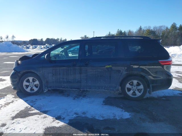 44293752 :رقم المزاد ، 5TDKZ3DC3HS796725 vin ، 2017 Toyota Sienna Le 8 Passenger مزاد بيع