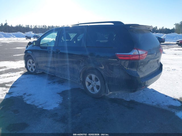 44293752 :رقم المزاد ، 5TDKZ3DC3HS796725 vin ، 2017 Toyota Sienna Le 8 Passenger مزاد بيع