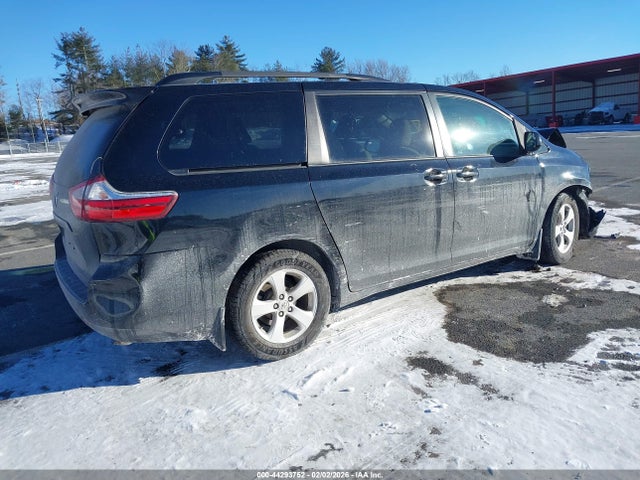 44293752 :رقم المزاد ، 5TDKZ3DC3HS796725 vin ، 2017 Toyota Sienna Le 8 Passenger مزاد بيع