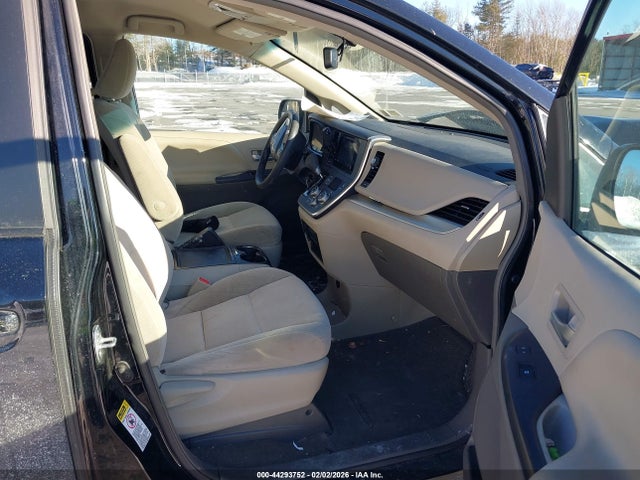 44293752 :رقم المزاد ، 5TDKZ3DC3HS796725 vin ، 2017 Toyota Sienna Le 8 Passenger مزاد بيع